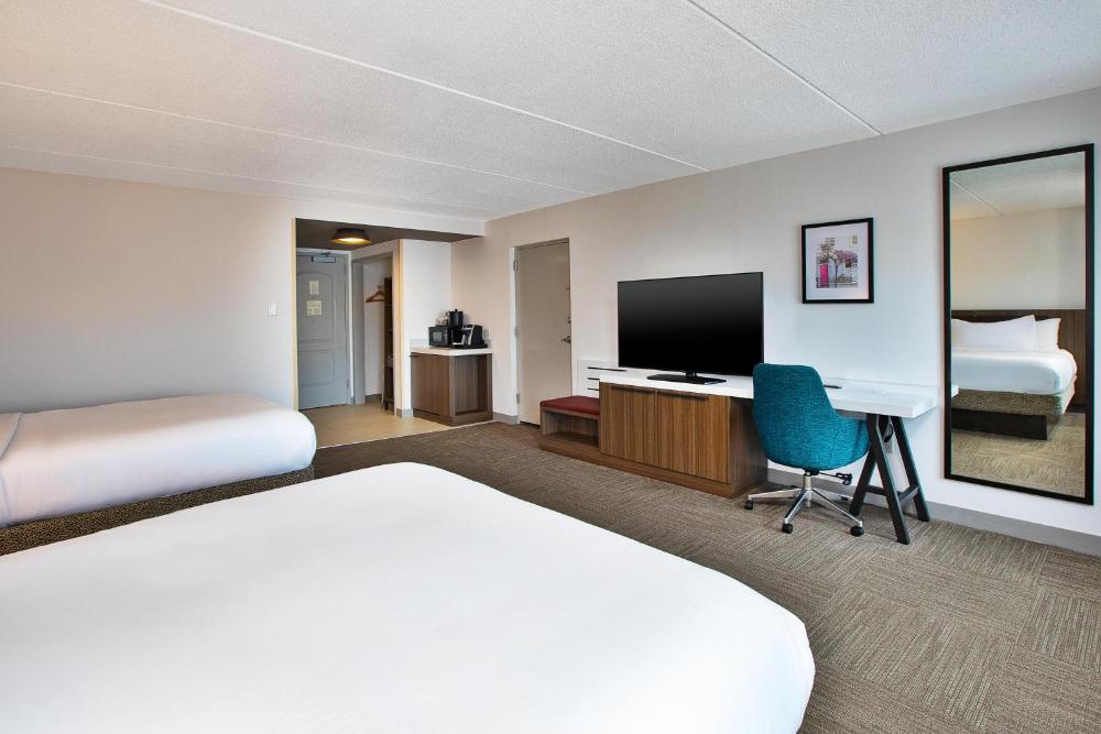 Queen Room with Two Queen Beds - Non-Smoking interior